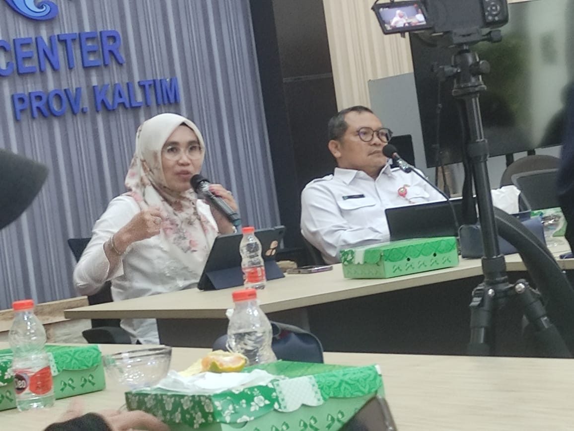 Kepala Dinas Kesehatan Kaltim, Jaya Mualimin (kanan) dan Kepala Biro Kesejahteraan Rakyat (Kesra) Kaltim, Dasmiah (kiri).
(Foto : Din/Klausa)