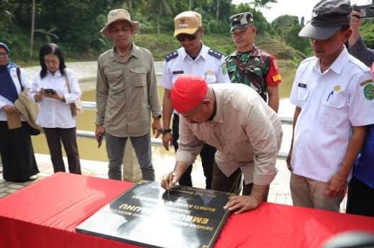 Bupati Kutai Kartanegara Edi Damansyah, resmikan Embung Maluhu. (Foto: Yah/Klausa)