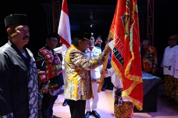 Pelantikan pengurus cabang Sempekat Keroan Kutai Kecamatan Loa Kulu yang berlangsung di Lapangan Sepak Bola Kecamatan Loa Kulu. (Foto: Yah/Klausa)