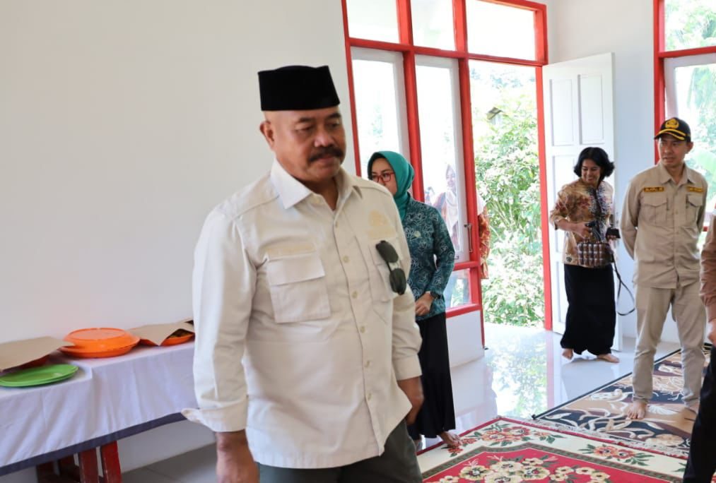 Bupati Kukar Edi Damansyah meresmikan gedung baru SMP Negeri 6 Muara Muntai dan Posyandu. (Foto: Yah/Klausa)