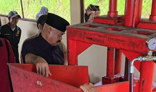 Bupati Kukar Edi Damansyah meresmikan Bank Sampah Asri di Kelurahan Bukit Biru, Kecamatan Tenggarong. (Foto: Yah/Klausa)