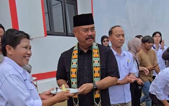 Bupati Kukar, Edi Damansyah meresmikan Kantor Lurah dan Gedung BPU Kelurahan Bukit Biru, Kecamatan Tenggarong, Rabu. (Foto: Yah/Klausa)