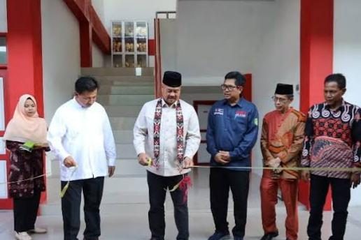 Bupati Kukar, Edi Damansyah meresmikan gedung sekolah dasar di Kecamatan Muara Badak, Jumat (9/5/2025). (Foto: Yah/Klausa)