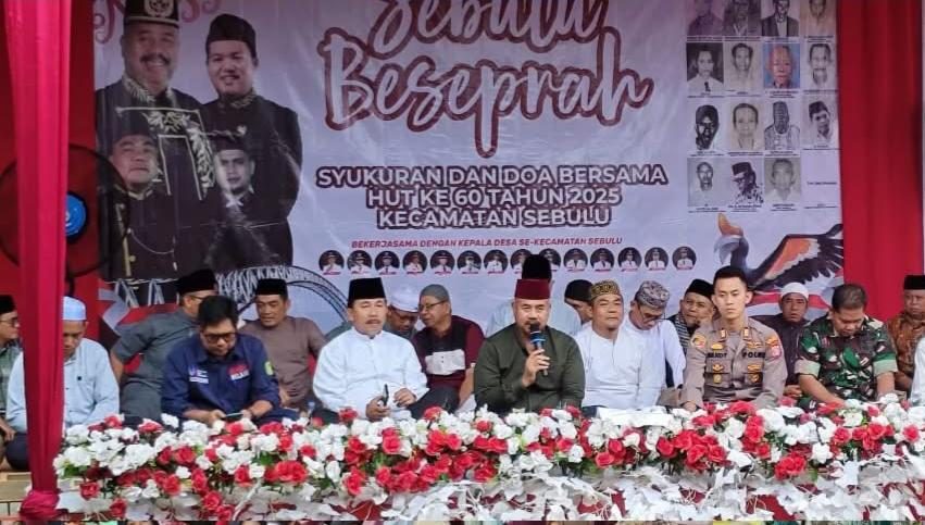 Ulang tahun ke-60 Kecamatan Sebulu dirayakan dengan Beseprah dan doa bersama di halaman Kantor Camat Sebulu, Selasa (13/05/2025). (Foto: Yah/Klausa)