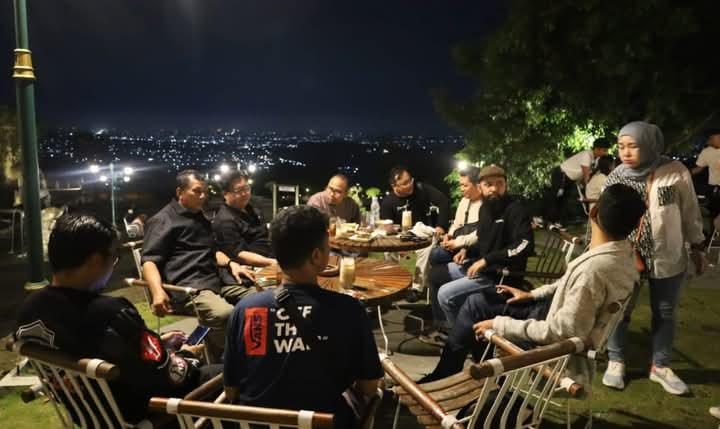 Wakil Bupati Kukar, Rendi Solihin sharing session yang digelar di Cafe Tebing Breksi, Yogyakarta, Sabtu malam (9/5/2025). (Foto: Istimewa)
