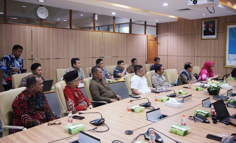 upati Kutai Kartanegara Edi Damansyah bersama Sekretaris Utama BIG RI, R.A Belinda Arunawati Margono, menandatangani Nota Kesepahaman Kerjasama periode 2025-2029, Rabu (21/5/2025) di Bogor. (Foto: Istimewa)