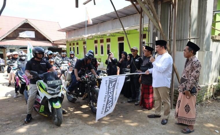 Sekda Kukar, Sunggono, melepas secara simbolis distribusi beras dari Pasukan Amal Sholeh (PASKAS) Kukar. (Foto: Yah/Klausa)