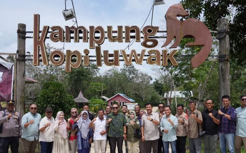 Desa Prangat Baru, Kecamatan Marang Kayu, meninjau pembangunan Rest Area “Odah Singgah” dan berdialog dengan para kepala desa serta petani kopi luwak. (Foto: Istimewa)