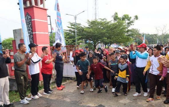 Sekda Kukar, Sunggono Lepas Jalan Sehat di Halaman Kantor Camat Muara Badak. (Foto: Yah/Klausa)