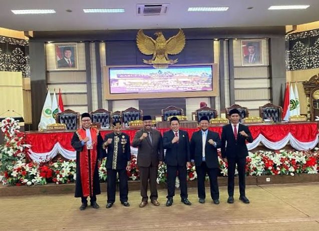 Pelantikan Ketua DPRD Kukar masa Sidang III DPRD Kukar berlangsung di Ruang Sidang Utama DPRD Kukar pada Kamis (19/6/2025). (Foto: Yah/Klausa)