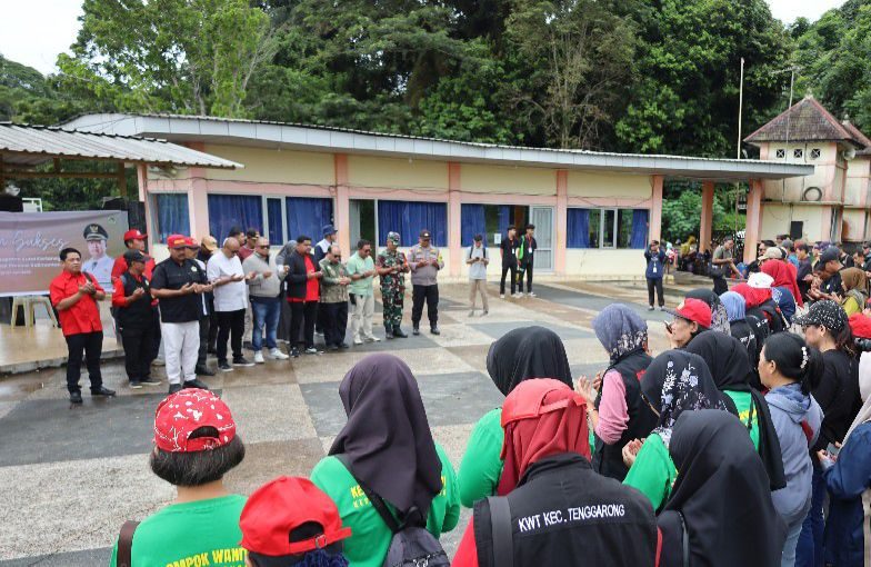 Kontingen Kabupaten Kukar yang akan mengikuti Pekan Daerah (PEDA) Petani Nelayan XI tahun 2025 bertempat di Area Waduk Panji Sukarame Tenggarong, Jumat (20/6/2025). (Foto: Yah/Klausa)