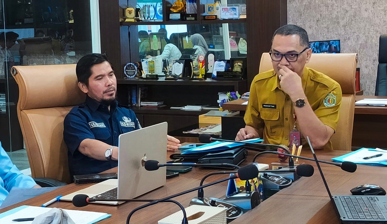 Kepala Diskominfo Kaltim, Muhammad Faisal, menerima kunjungan jajaran Diskominfostaper Kutim di ruang kerjanya.
( Foto : Istimewa )