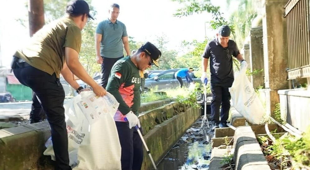 Wakil Gubernur Kalimantan Timur H Seno Aji memimpin peringatan Hari Lingkungan Hidup Sedunia 2025  di Halaman Masjid Baitul Muttaqien Islamic Center Samarinda.
( Foto : Istimewa )