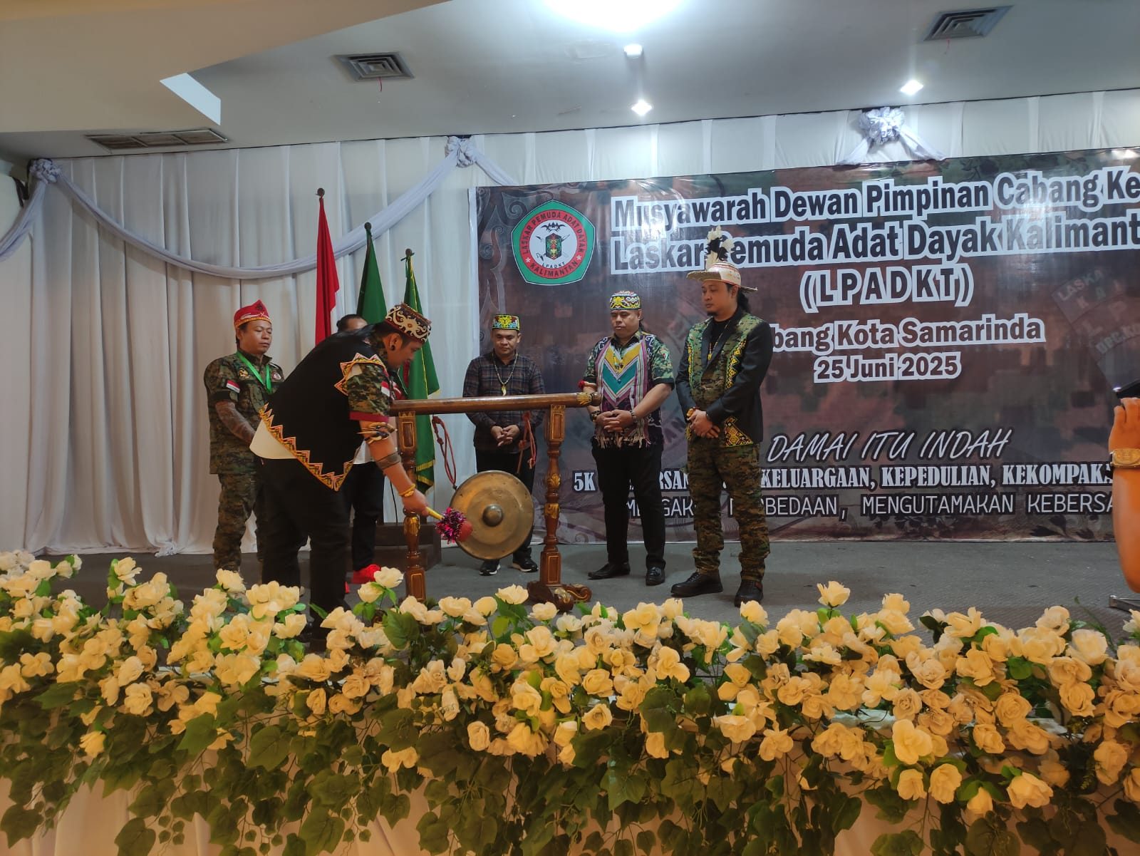 Sekjen LPADKT, Apui, memukul gong sebagai simbol dibukanya kegiatan Muscab LPADKT DPC kota Samarinda.
( Foto : Din/Klausa )