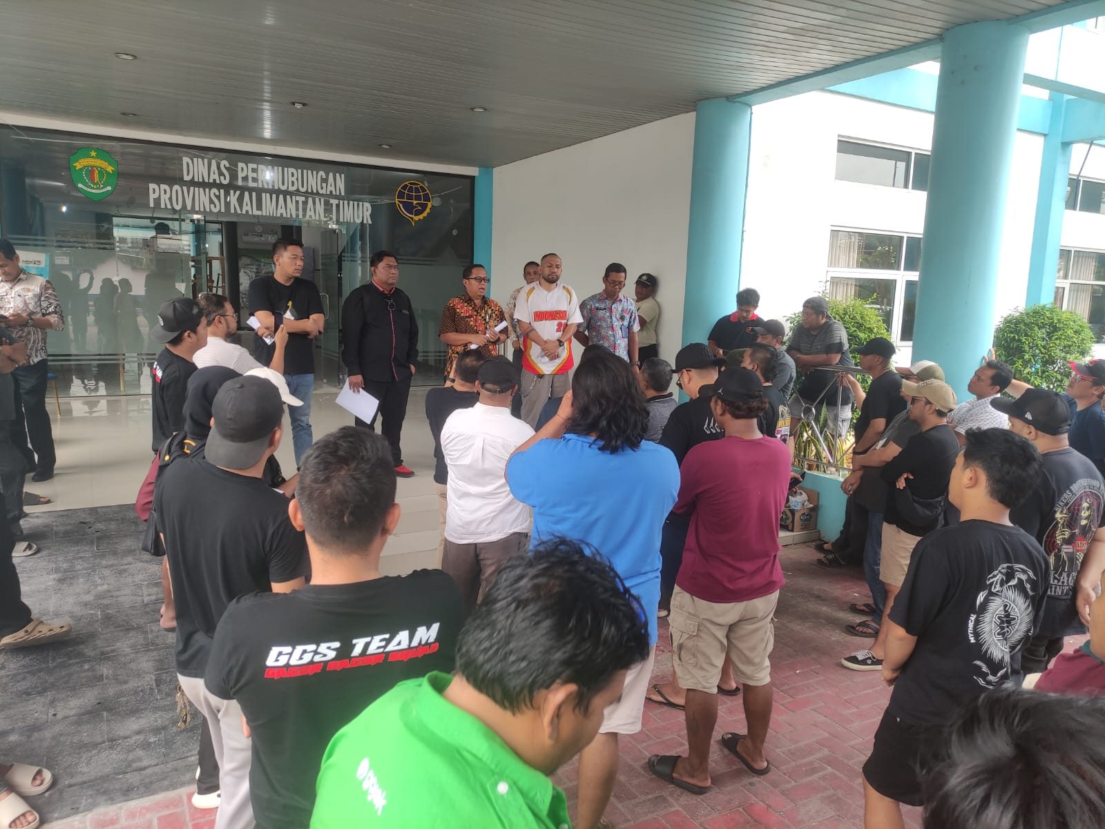 Audiensi massa aksi AMKB dengan Kabid Lalu Lintas Angkutan Jalan, Heru Santoso. Di kantor Dishub Jl. Kesuma Bangsa.
( Foto : Din/Klausa )