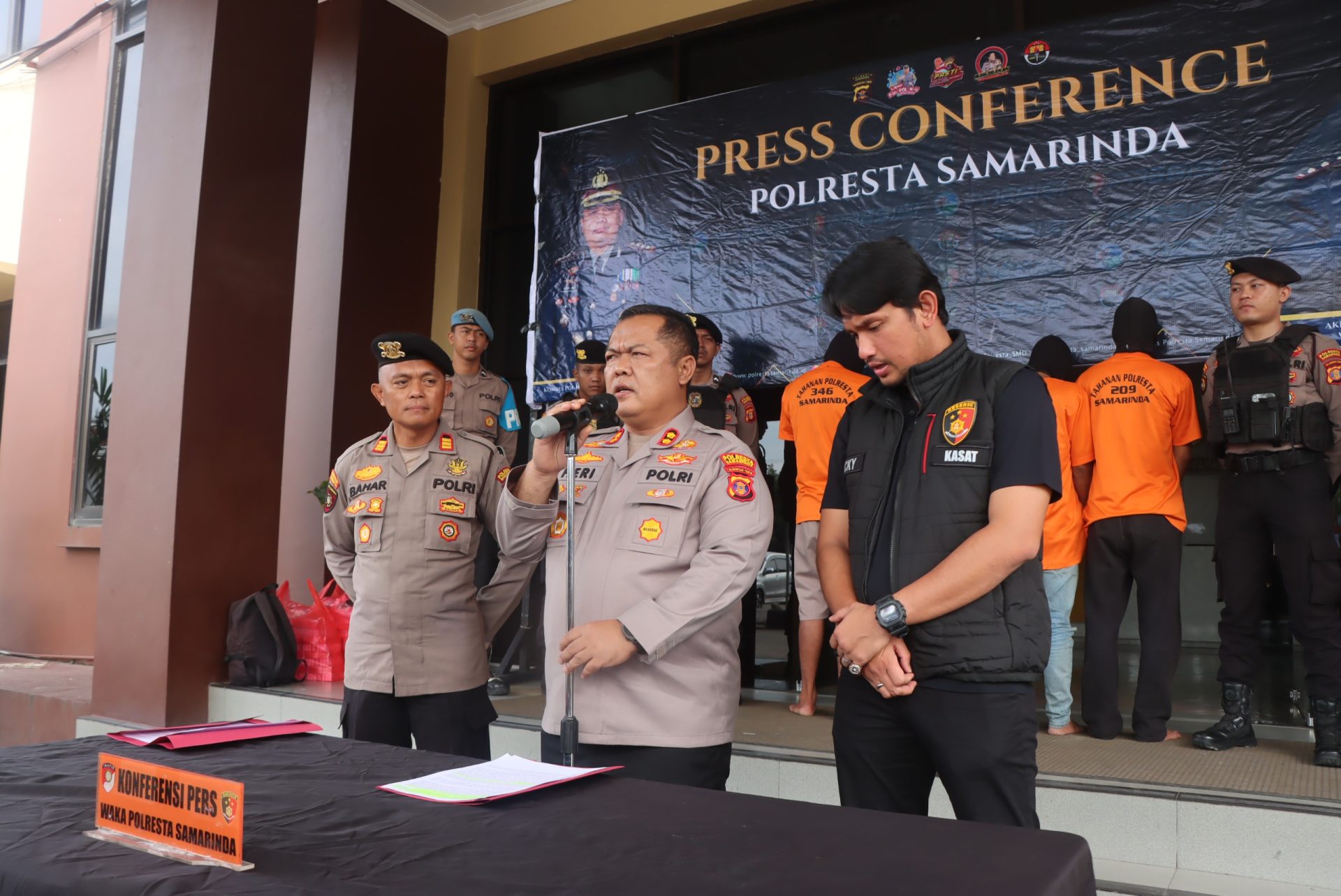 Polresta Samarinda menggelar konferensi pers terkait Kasus Penyekapan Remaja dan Dugaan Narkoba yang digelar Polresta Samarinda pada Jumat (27/6/2025). (Foto: Yah/Klausa)