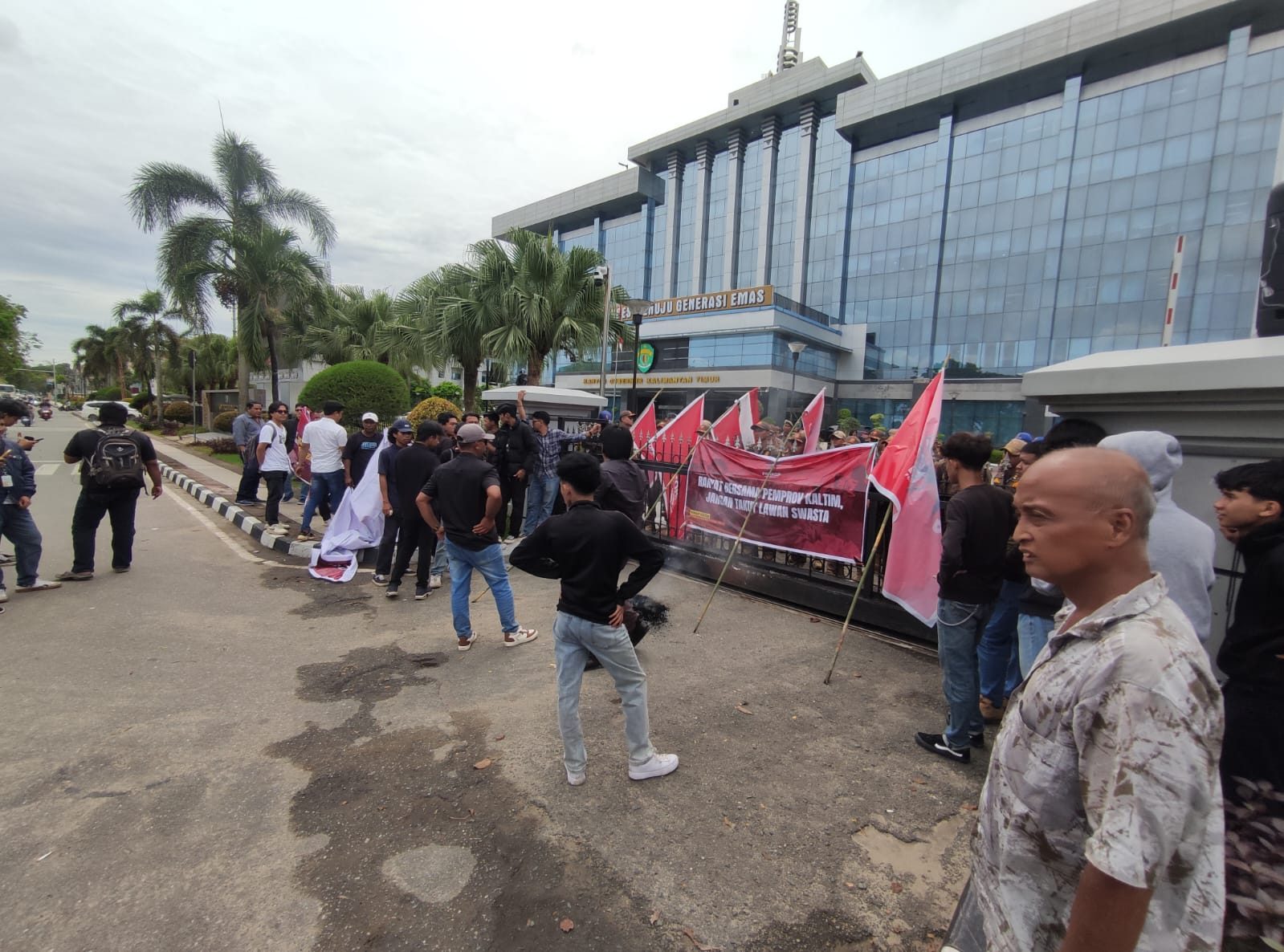 Aksi demo yang digelar FORKOP Kaltim di depan Kantor Gubernur Kaltim.
( Foto : Din/Klausa )