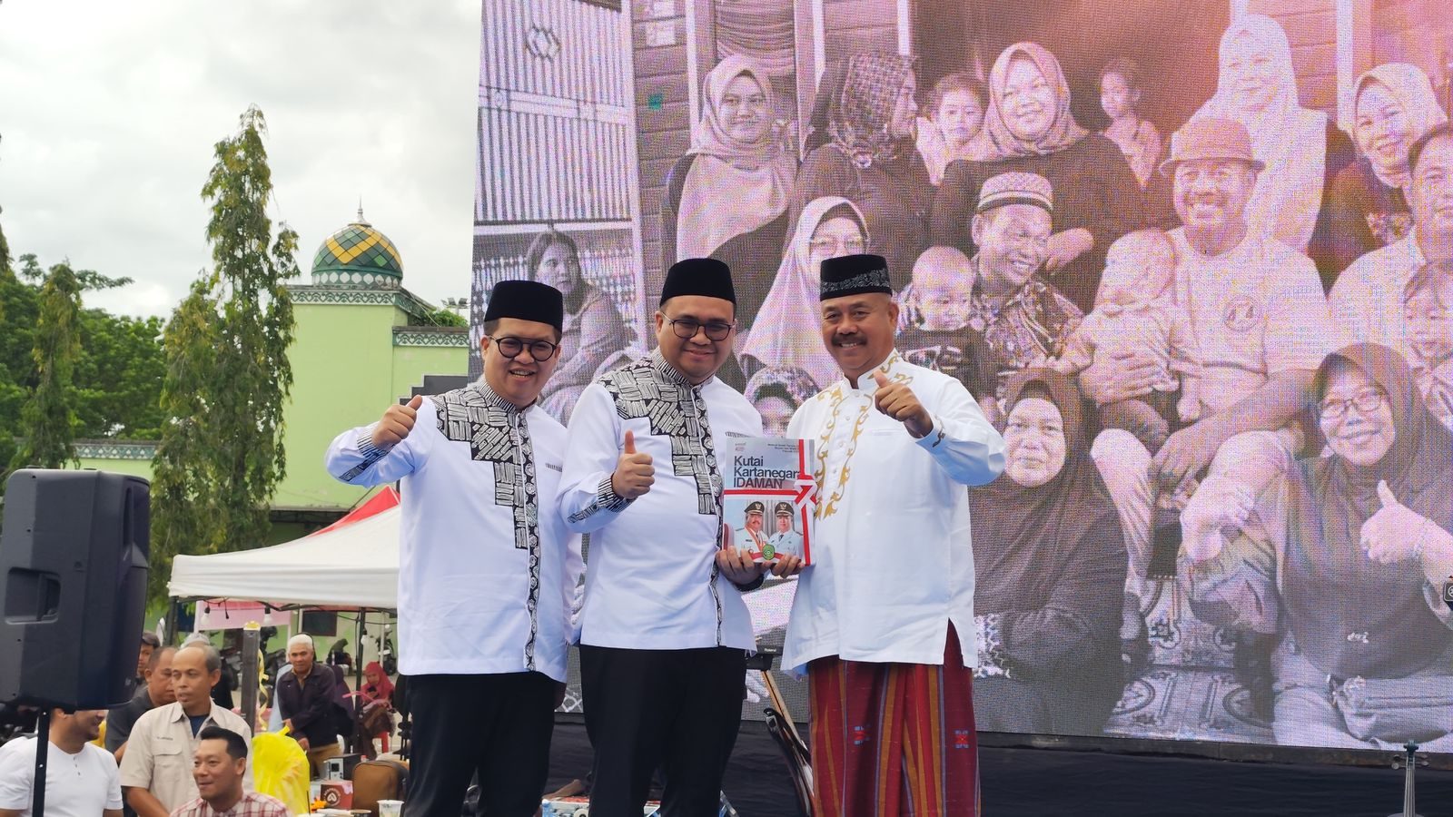 Serah terima memori jabatan Bupati Kutai Kartanegara (Kukar) menjadi simbol estafet kepemimpinan antara Edi Damansyah dan Aulia Rahman Basri. Digelar Senin pagi (30/6/2025) di Halaman Masjid Agung Sultan Sulaiman. (Yah/Klausa)
