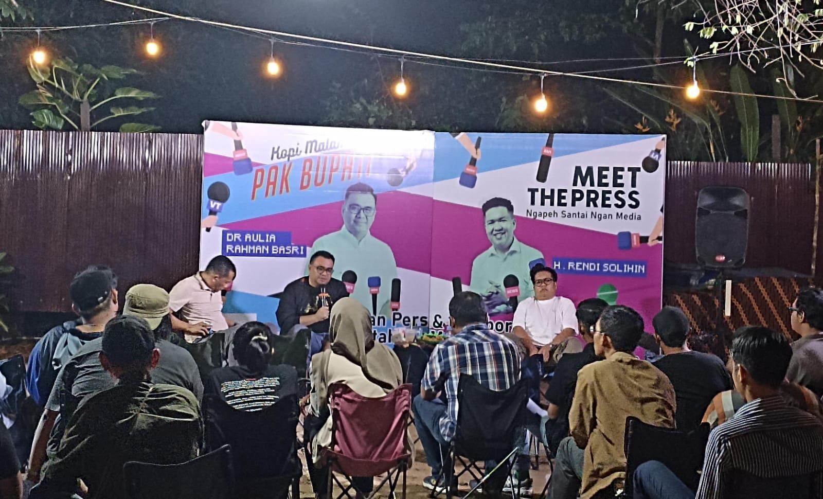 Bupati Kutai Kartanegara Aulia Rahman Basri dan Wakil Bupati Rendi Solihin menggelar forum santai bertajuk Ngapeh Santai Ngan Media bersama insan pers di Bukit Mahoni, Tenggarong Seberang, Selasa malam (1/7/2025). (Foto: Istimewa)