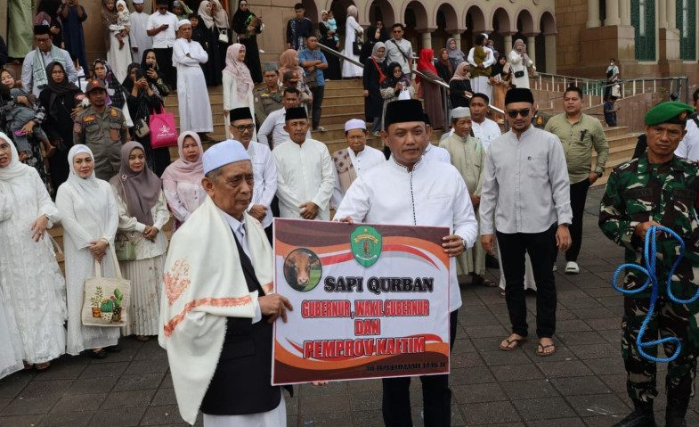 Wakil Gubernur Kaltim, Seno Aji, secara simbolis menyerahkan 21 ekor sapi kurban, di Masjid Raya Baitul Muttaqien Islamic Center Samarinda.
( Foto : Istimewa )