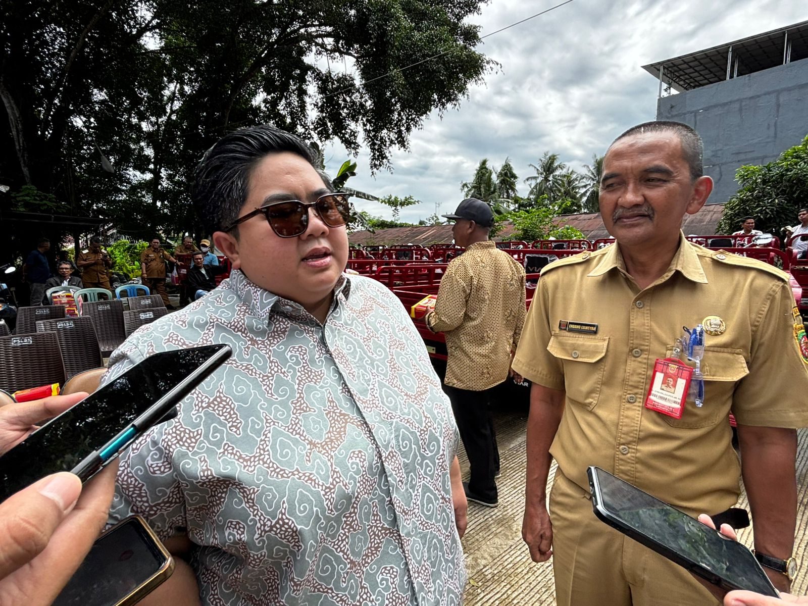 Wakil Ketua DPRD Kaltim, Ananda Emira Moeis menyerahkan bantuan 26 unit motor sampah kepada perwakilan warga dari 16 kelurahan, di Kota Samarinda.
( Foto : Istimewa )