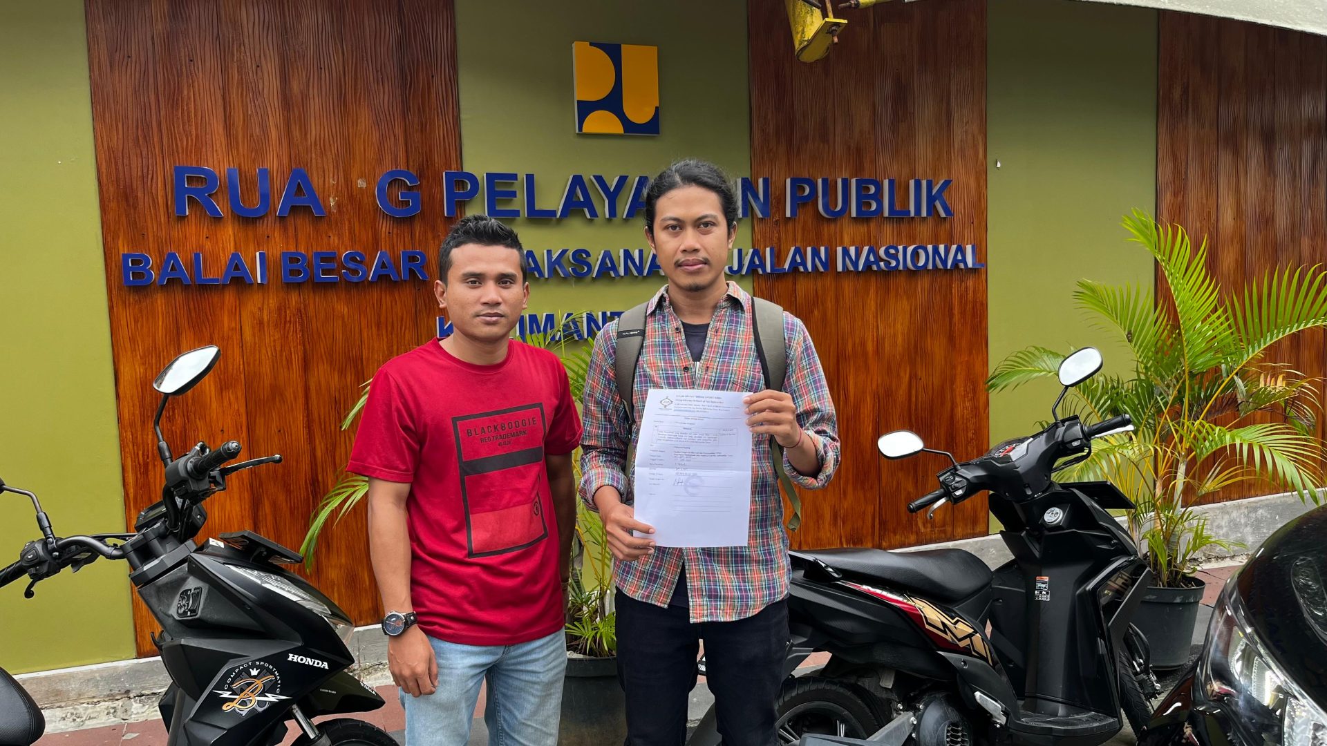 Windy, Divisi advokasi dan database JATAM, menyerahkan laporan dan tuntutan kepada para penegak hukum terkait.
( Foto : Istimewa )