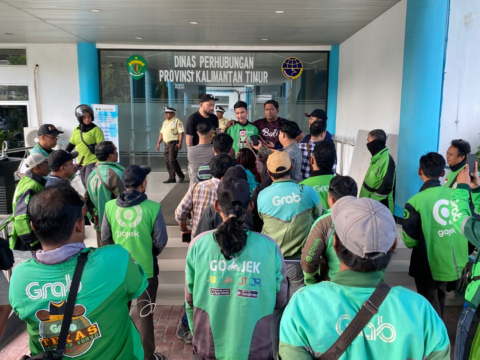AMKB dan Budgos kembali datangi kantor Dishub Kaltim, tuntut pengahpusan promo merugikan dari aplikator.
( Foto : Din/Klausa )