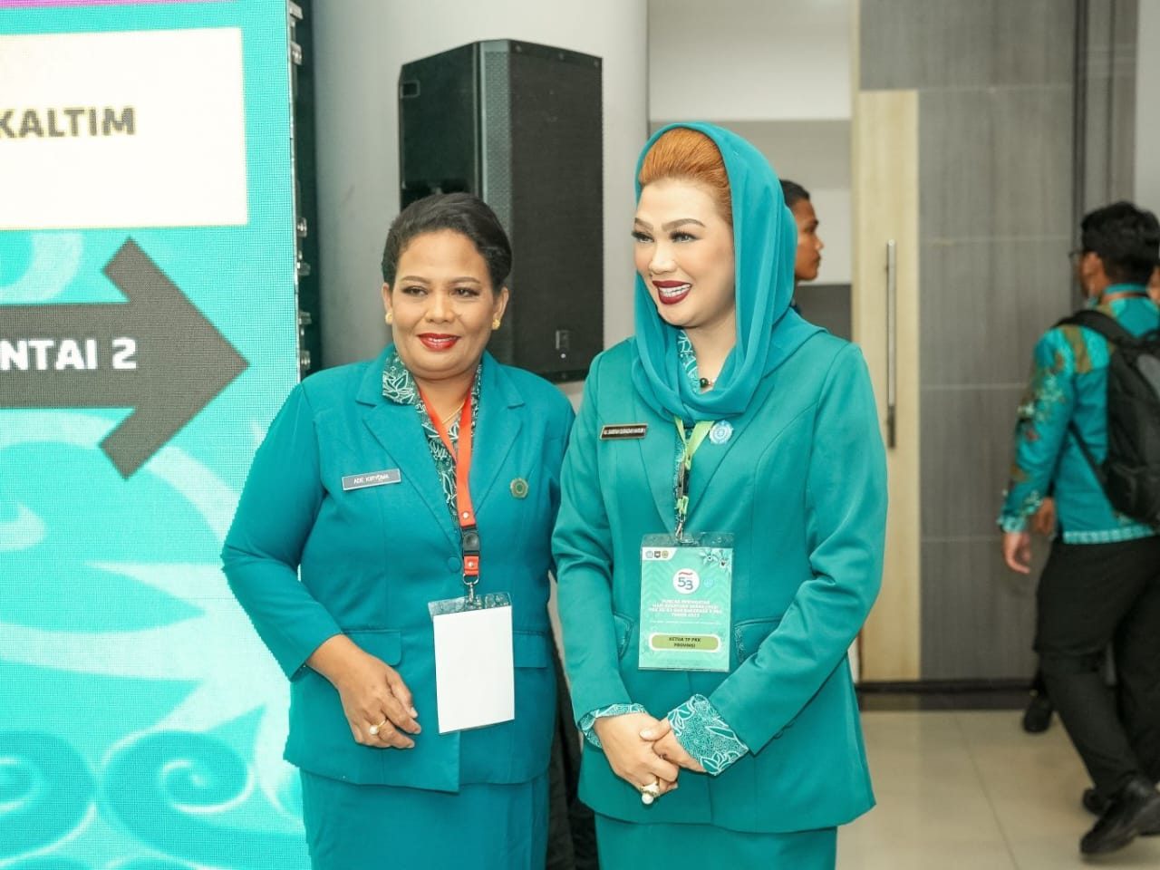 Ketua TP PKK Kaltim, Sarifah Suraidah Harum, sambut tamu dalam Agenda Rakernas X PKK 2025.
 ( Foto : Din/Klausa )