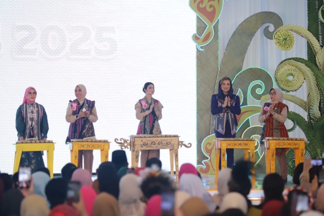 Ketua Umum Dekranas, Selvi Ananda, hadir langsung membuka pameran UMKM peringatan HUT ke-45 Dewan Kerajinan Nasional (Dekranas), di BSCC Dome Balikpapan.
( Foto : Istimewa )