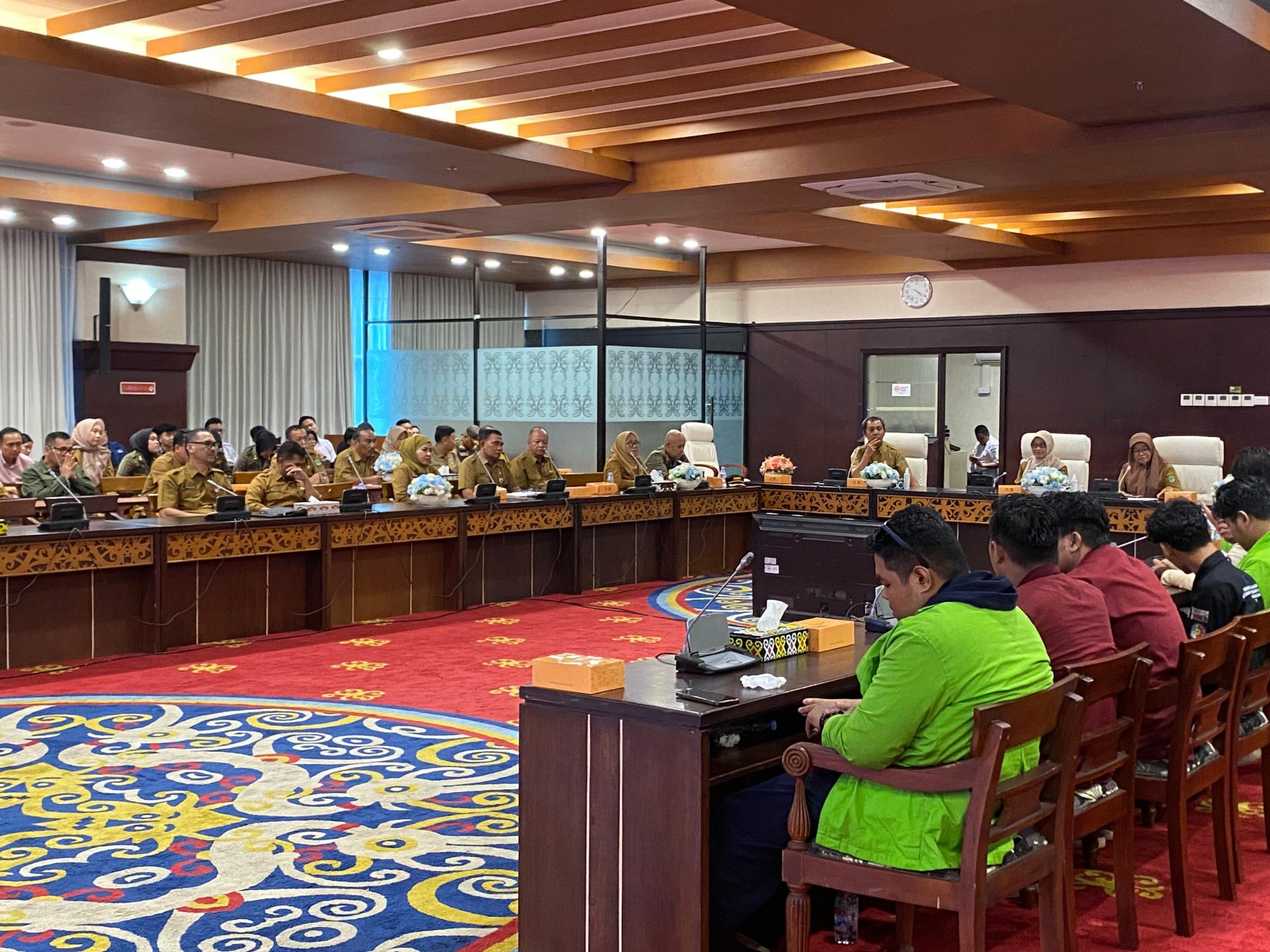 Sekretaris Daerah Provinsi Kalimantan Timur, Sri Wahyuni, didampingi sejumlah perangkat daerah, audiensi aksi unjuk rasa dari aliansi mahasiswa Gerakan Kalimantan Timur Melawan Diam.
( Foto : Din/Klausa )