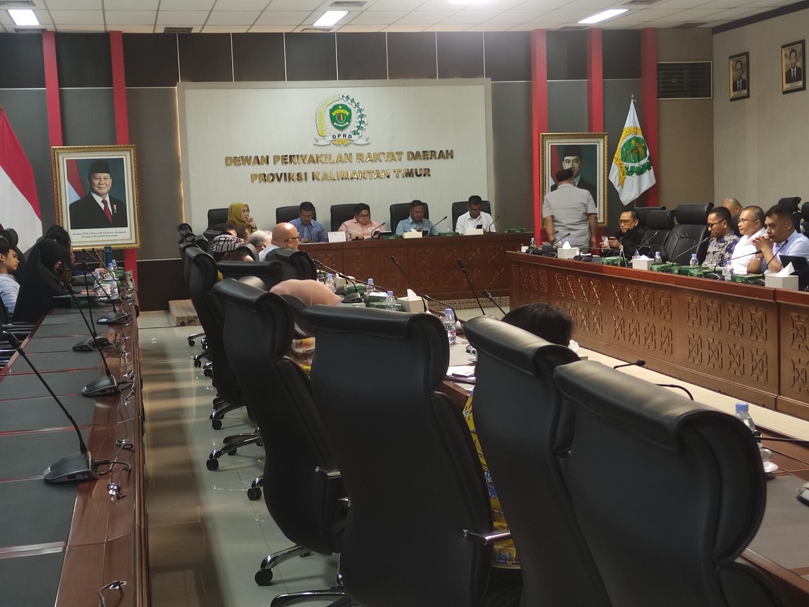 Kepala Biro Kesejahteraan Rakyat Sekretariat Daerah Pemprov Kaltim, Dasmiah, menghadiri rapat dengar pendapat (RDP) bersama Komisi IV DPRD Kaltim di Gedung E Kompleks Kantor DPRD Kaltim.
( Foto : Din/Klausa )