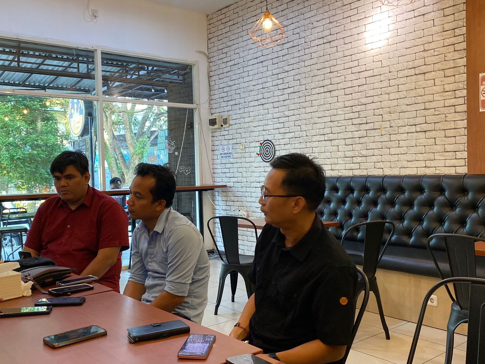 Konferensi Pers Advokasi Kebebasan Beragama dan Berkeyakinan Kalimantan Timur (AAKBB Kaltim, di P'rana Cafe, Jl. Tekukur, Samarinda.
( Foto : Din/Klausa )