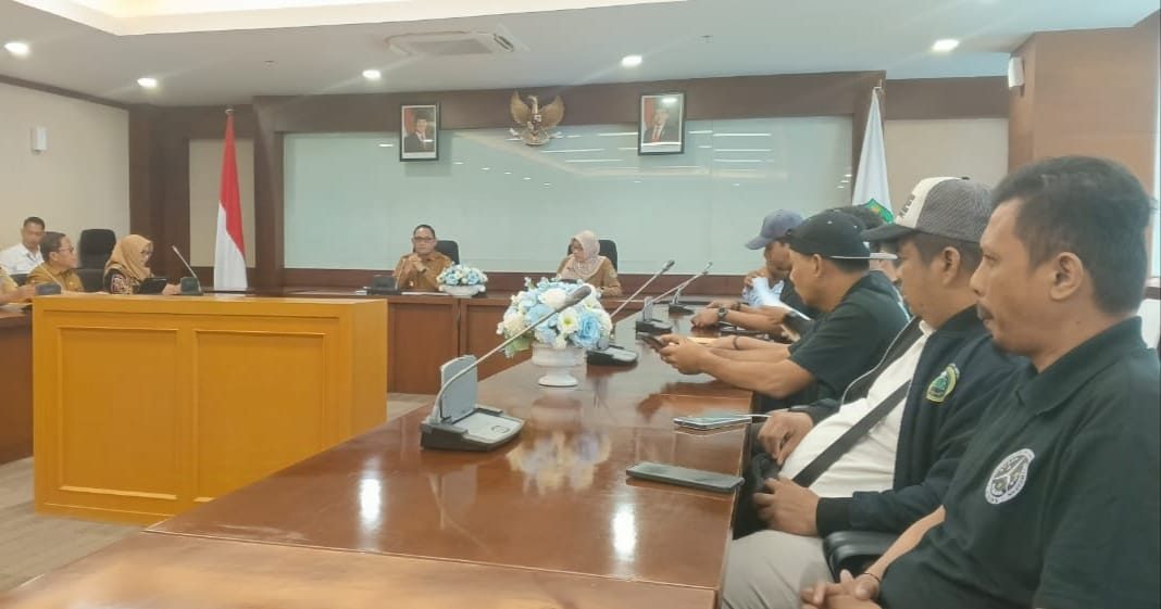 Audiensi Pemprov Kaltim dengan AMKB, bahas sanksi aplikator ojol yang tidak patuh.
( Foto : Din/Klausa )