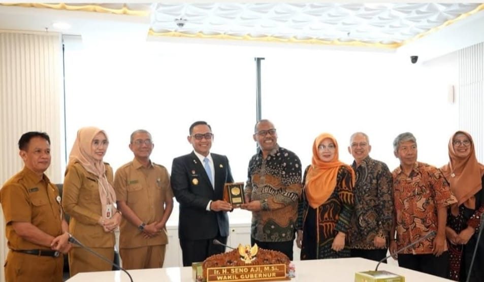 Wagub Kaltim, Seno Aji, saat menerima kunjungan Rektor Institut Seni Indonesia (ISI) Yogyakarta, Dr Irwandi, di Kantor Gubernur Kaltim.
( Foto : Istimewa)