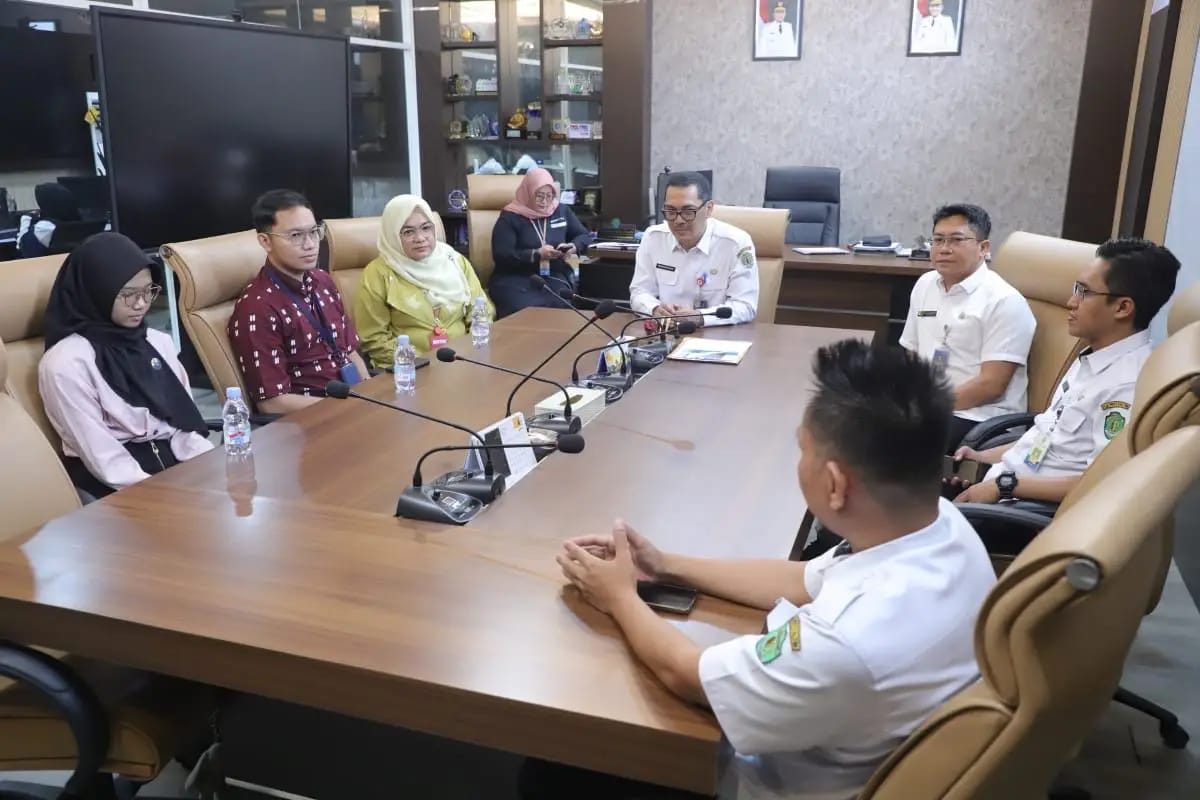 Kepala Diskominfo Kaltim, M. Faisal, terima kunjungan BSSN bahas verifikasi aplikasi SAKTI.
( Foto : Istimewa )