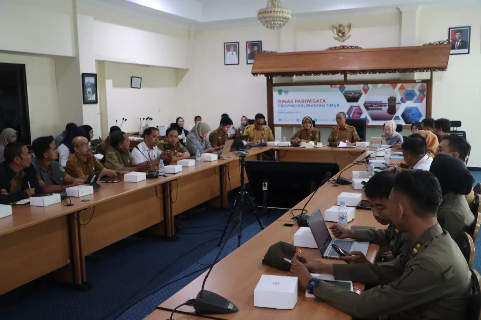 Asisten Pemerintahan dan Kesejahteraan Rakyat Setdaprov Kaltim, HM. Syirajuddin, pimpin rapat koordinasi EBIFF 2025. 
(Foto : Istimewa )