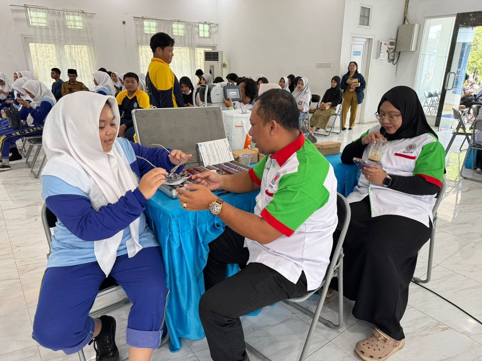 Kegiatan pemeriksaan mata dan pembagian kacamata gratis bagi pelajar, di kantor TP PKK Kaltim.
( Foto :  Istimewa )