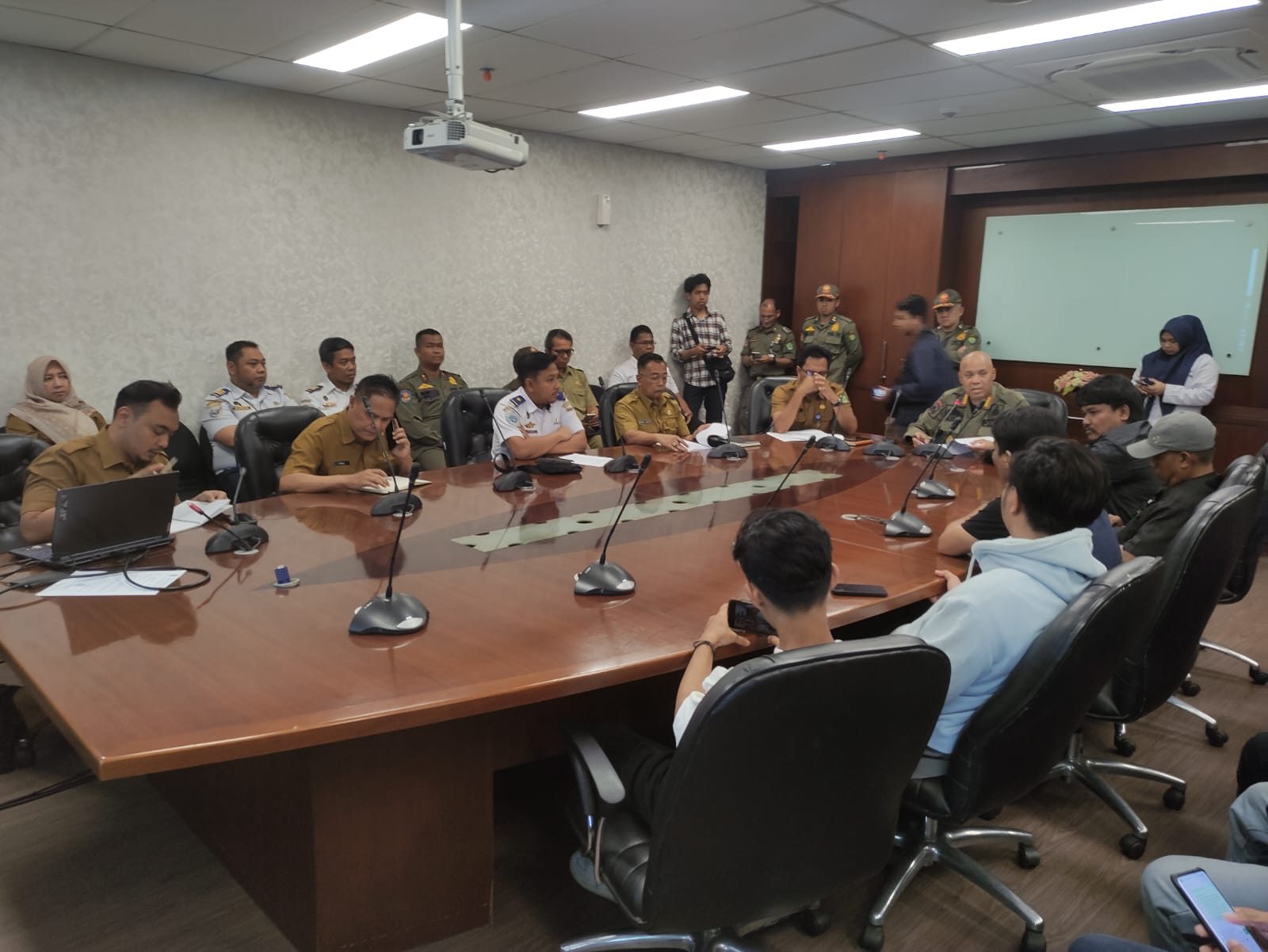 Audiensi jajaran OPD PemProv Kaltim dengan Forkop Kaltim, Bahas izin PT PTB.
( Foto : Din/Klausa )