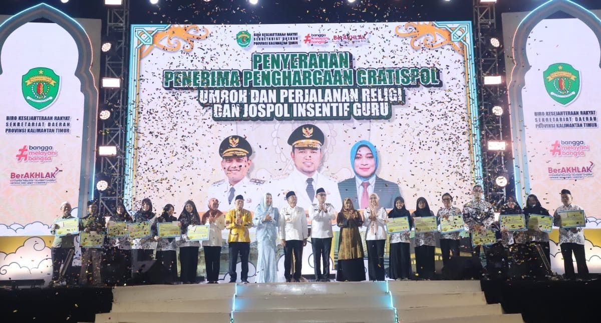 Gubernur Kaltim, Rudy Mas'ud dan Wagub Kaltim, Seno Aji, serahkan simbolis umrah dan ibadah suci gratis, di Plenary Hall GOR Kadrie Oening Samarinda.
( Foto : Din/Klausa )