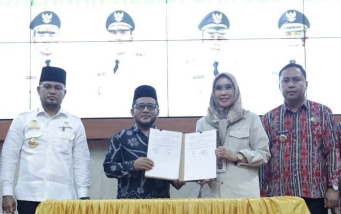 Gubernur Kaltim, Rudy Mas'ud, dalam penyerahan bantuan gratispol, di Kubar.
( Foto : Istimewa )