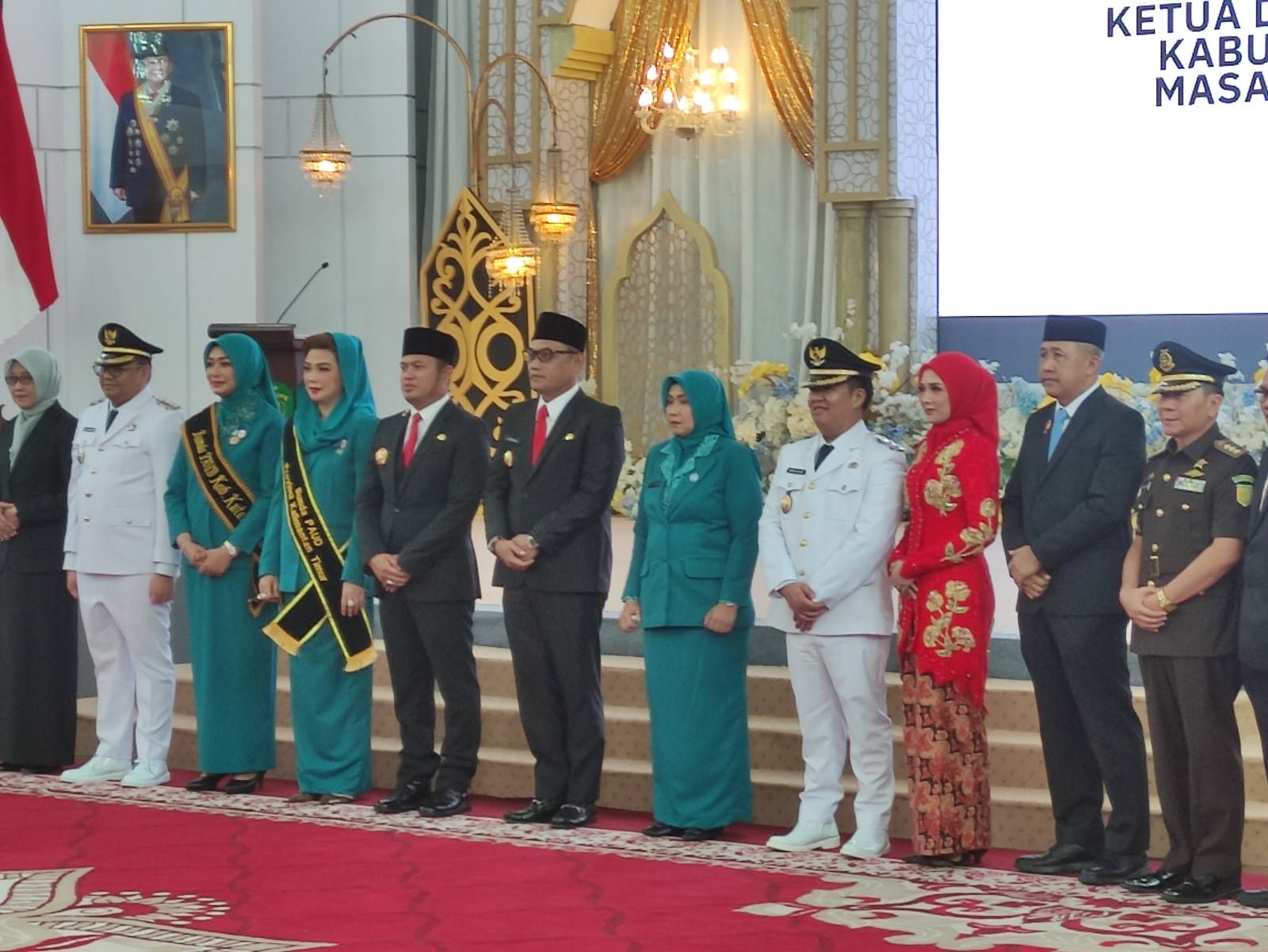 Pelantikan Bupati dan Wakil Bupati Kukar, dilakukan langsung oleh Gubernur Kalimantan Timur, Rudy Mas'ud, di Pendopo Lamin Etam, Samarinda.
( Foto : Din/Klausa )