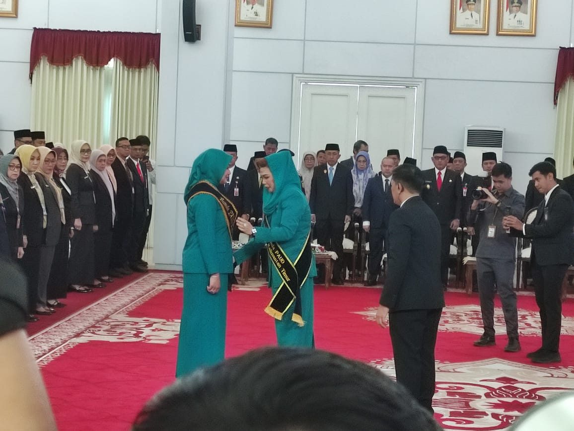Ketua TP PKK Provinsi Kaltim, Syarifah Suraidah Harum,  melantik jajaran pengurus Tim Penggerak PKK Kukar.
( Foto : Din/Klausa )