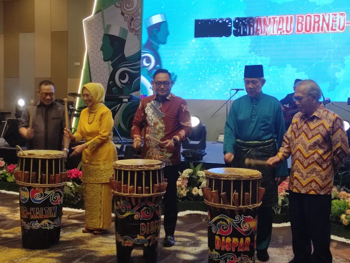 Wagub Kaltim, Seno Aji, membuka acara Dialog Serantau Borneo Kalimantan (DSBK) ke-XVI tahun 2025.
( Foto : Din/Klausa )