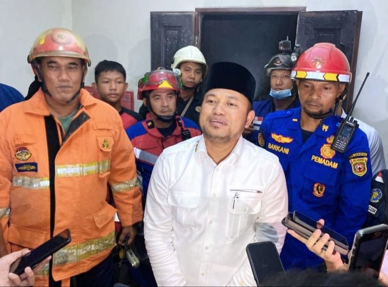 Gubernur Kaltim, Rudy Mas'ud, kunjungi TKP kebakaran hotel atlit, kawasan GOR Kadrie Oening Sempaja.
( Foto : Din/Klausa )