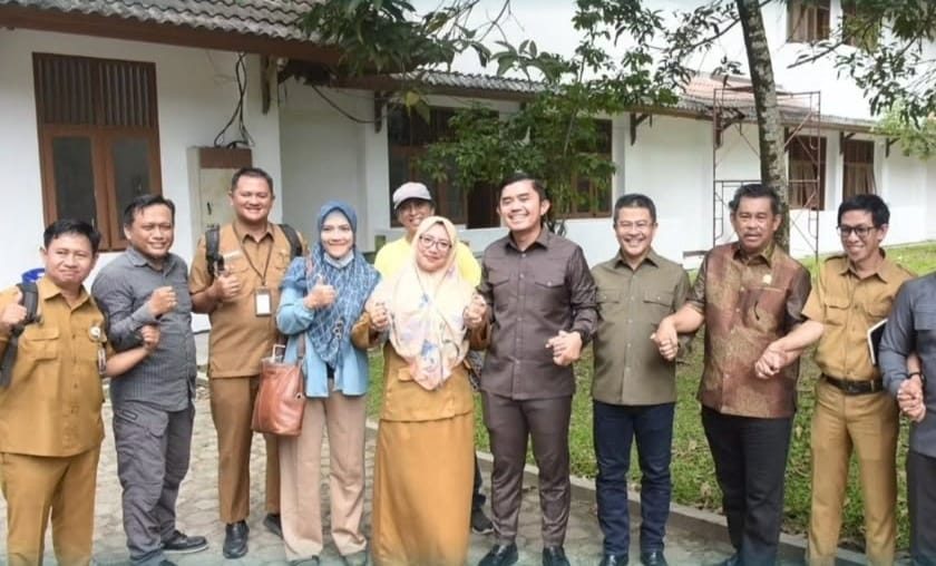 Komisi IV DPRD Kaltim bersama sejumlah pengajar SMAN 10 Samarinda.
( Foto : Istimewa )