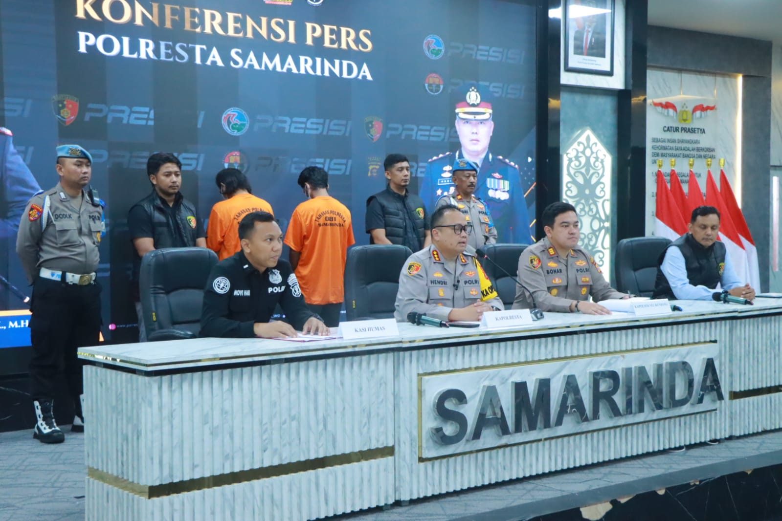Kapolresta Samarinda, Kombes Pol. Hendri Umar bersama tim Unit Reskrim dalam Konferensi Pers penangkapan tersangka pengedar 1kg Sabu.
( Foto : Istimewa )