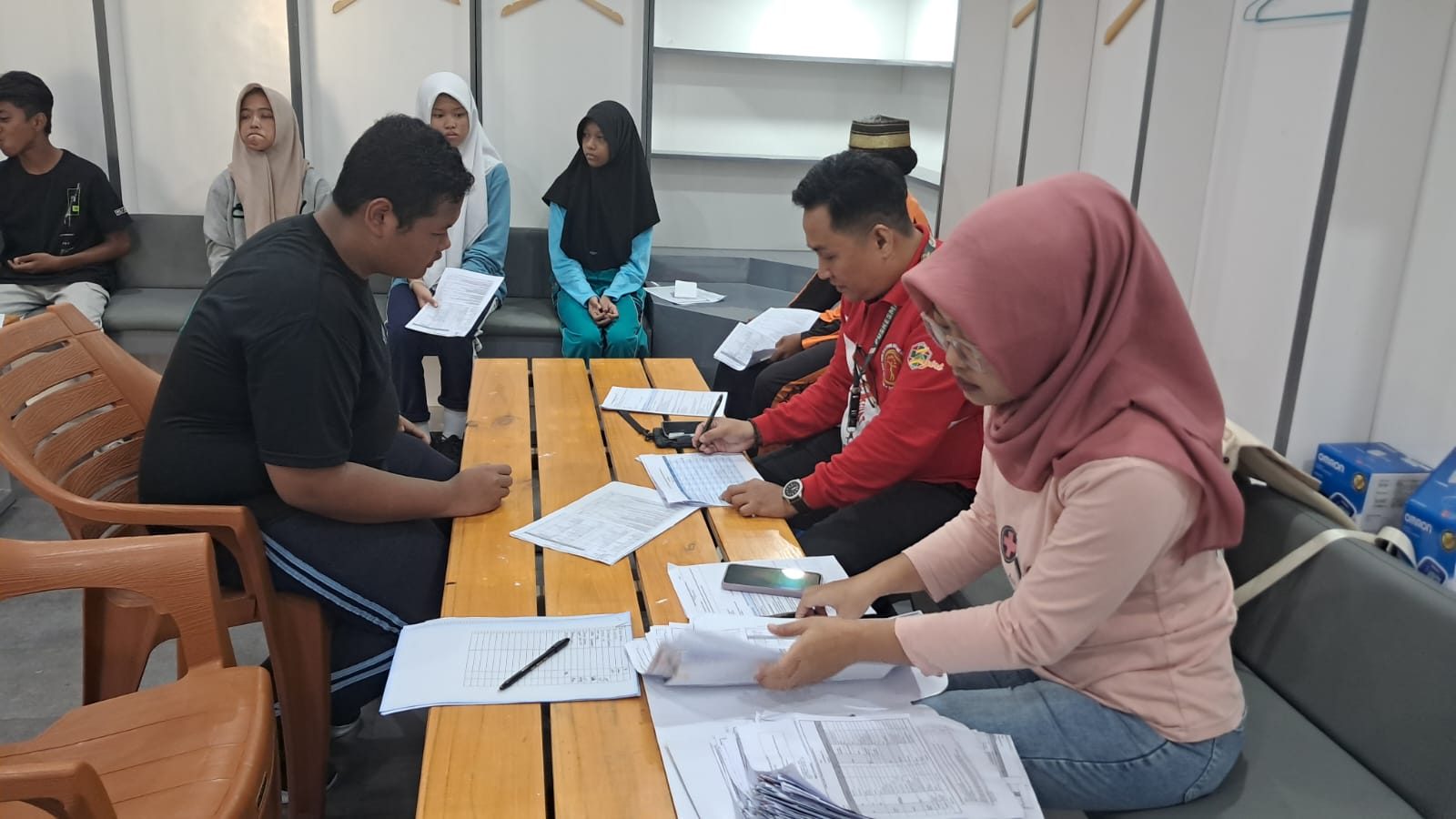 Pelaksanaan pemeriksaan kesehatan yang diikuti oleh siswa Sekolah Rakyat Samarinda. (Yah/Klausa)