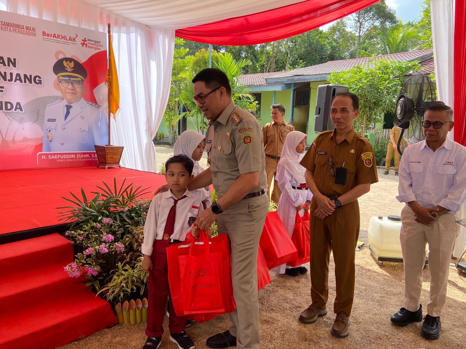 Wali Kota Samarinda, Andi Harun saat Membagikan Buku Gratis Untuk Siswa Sekolah Dasar. (Yah/Klausa)