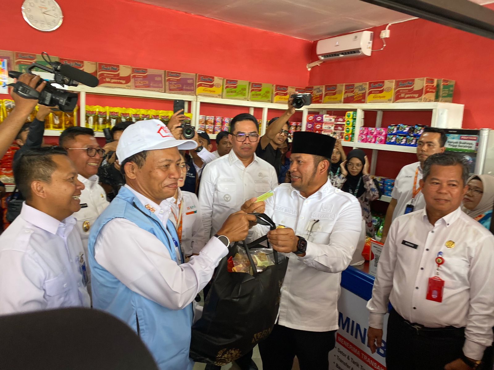 Gubernur Kaltim, Rudy Mas'ud dan Ketua Koperasi Merah Putih Lempake, Adung, saat proses penyerahan simbolik peresmian Koperasi Merah Putih.
( Foto : Din/Klausa )