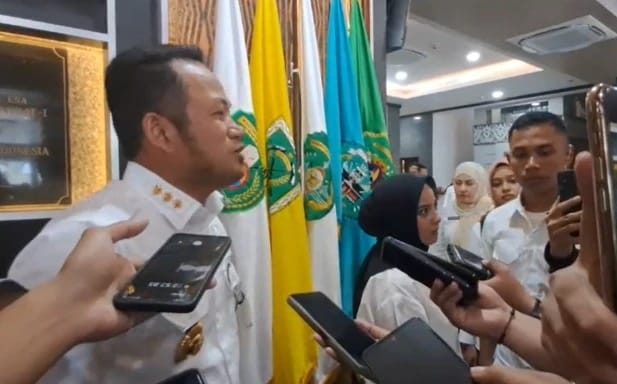 Aspri Gubernur yang memberhentikan wartawan saat sesi wawancara dengan Gubernur Kaltim, Rudy Mas'ud.
( Foto : Istimewa )